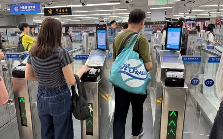 Tinatangkilik ng mga biyahero sa Hong Kong ang mga linya ng facial recognition habang pinalalawak ng mainland ang akses