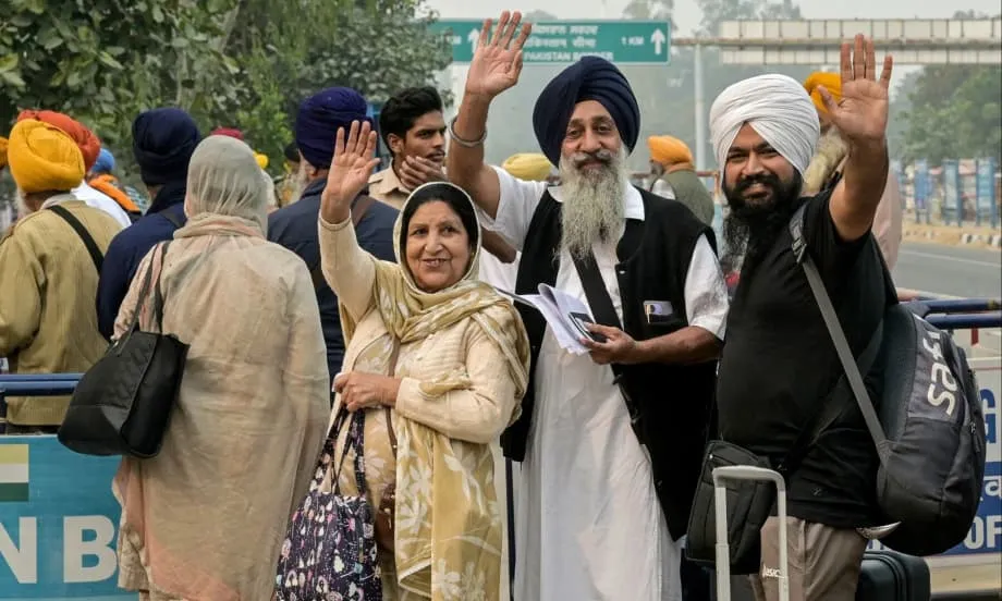 Tumawid sa Pakistan ang mga Sikh pilgrim mula India para sa anibersaryo ni Guru Nanak, binuksan ang hangganan para sa limitadong biyahe