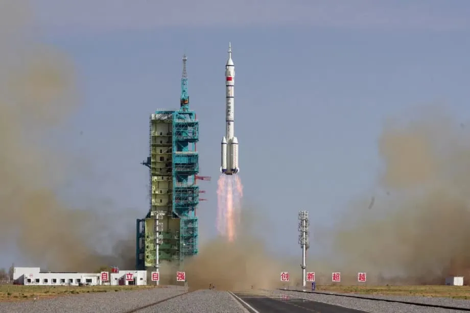 Ibabalik ng China sa Daigdig ang Sirang Shenzhou 20 Nang Walang Sakay na Astronaut Matapos Mabiyak ang Bintana