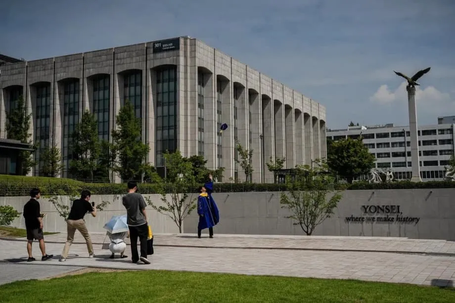 Inaantala ng mga Estudyante sa South Korea ang Pagtatapos at Tumingin sa Labas ng Seoul Habang Kumakaunti ang mga Trabaho