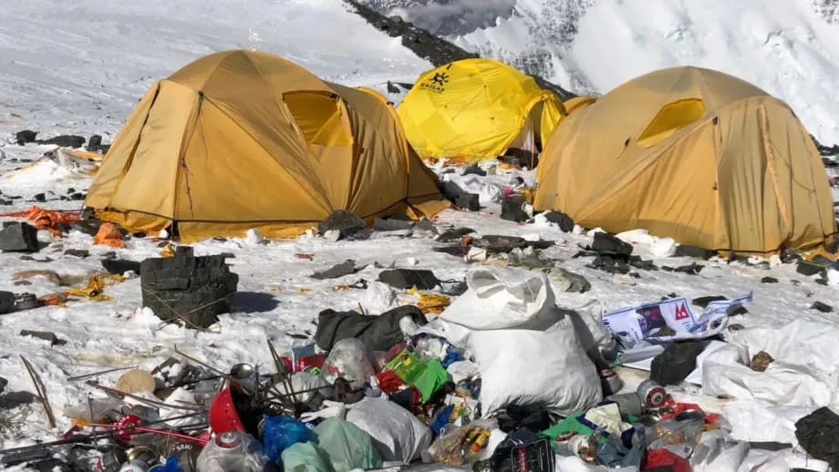 Tinalikuran ng Nepal ang Sistemang Deposito para sa Basura sa Mount Everest Matapos Mabigo ang Patakaran