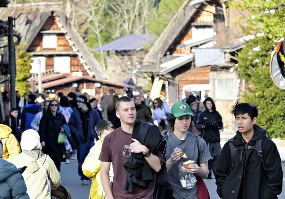Kinubkob ng Sobrang Turismo ang mga Liblib na Lugar sa Japan: Nanganganib ang Katahimikan ng mga Makasaysayang Nayon