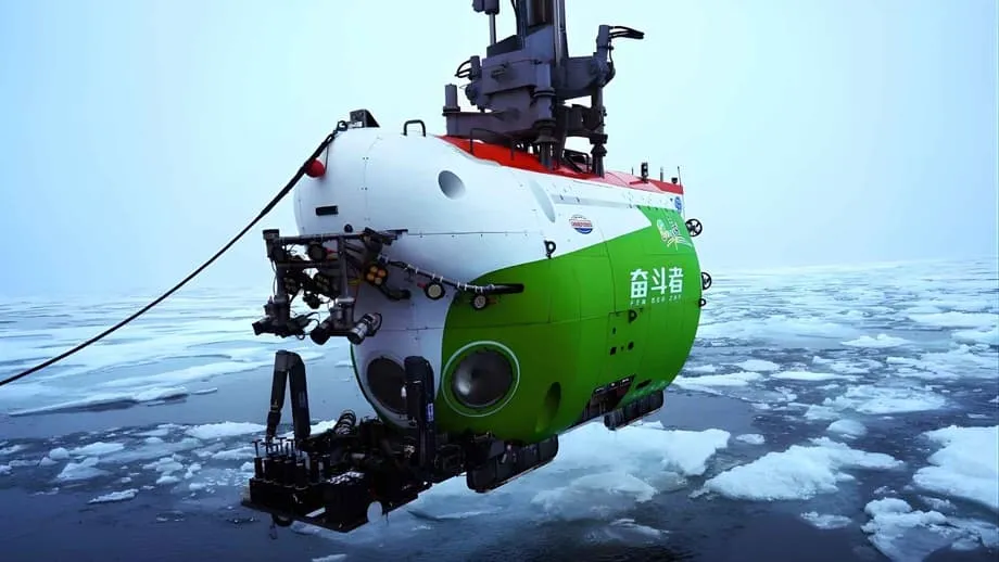 Nagsagawa ang Chinese Submersible ng Makasaysayang Paglusong sa Di-pa-natutuklasang Gulod sa Arctic