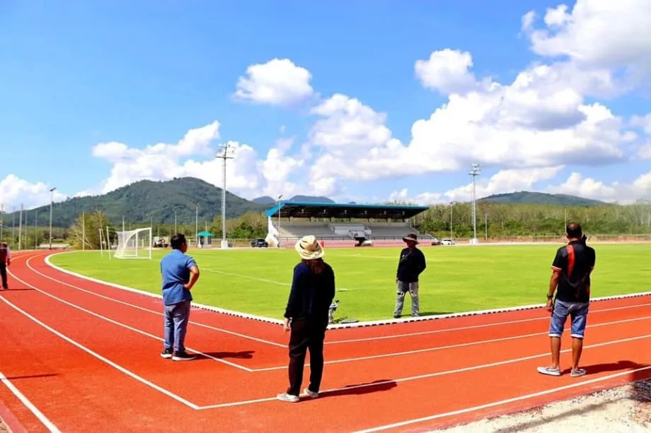 Tumatanggap ng Batikos sa Kaligtasan at Iniimbestigahan ang Running Track na may Matalim na Kanto sa Isang Istadyum sa Thailand