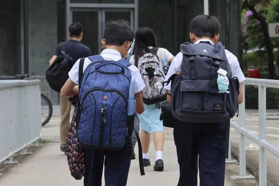 Babaguhin ng Hong Kong ang Patakaran sa Wika sa mga Paaralan Habang Humihina ang Kahusayan sa Ingles