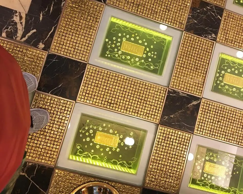 Ibinenta ng Grand Emperor Hotel sa Macau ang mga Gold Brick sa Lobby sa Halagang $13 Milyon