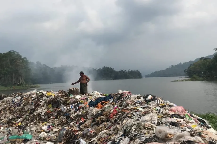 Tinutugunan ng mga Pilot Project ang Krisis sa Pagsusunog ng Basura ng mga Sambahayan sa Indonesia Habang Tumitindi ang Pambansang Debate sa mga Solusyon