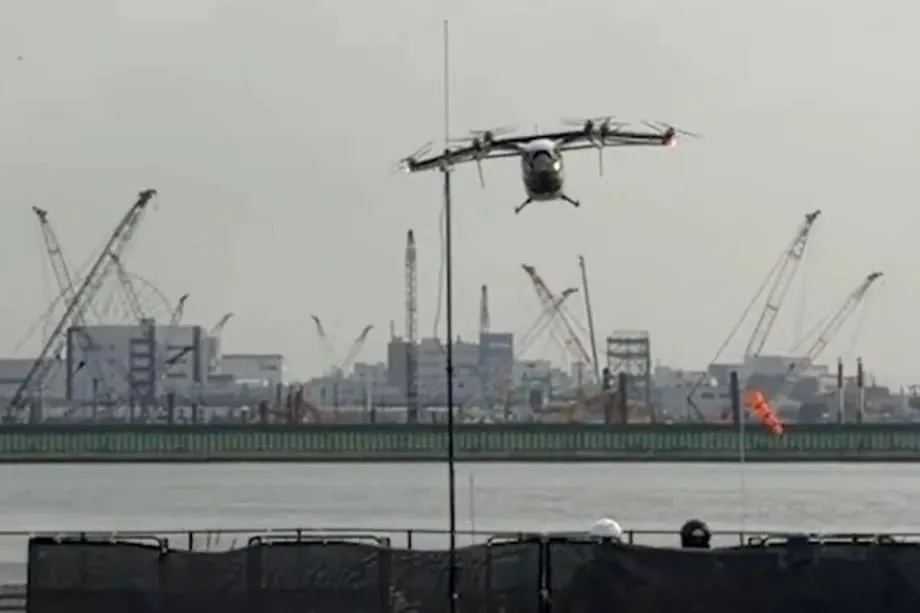 Nagsagawa ang Japanese startup na SkyDrive ng makasaysayang demonstrasyon ng lumilipad na kotse sa Tokyo; target ang komersyal na operasyon sa 2028