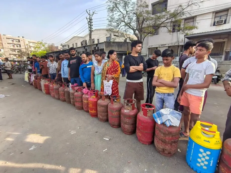 Paano Pinipiga ng Digmaan sa Kanlurang Asya ang Ekonomiya ng India, Mula sa mga Gasolinahan Hanggang sa mga Kusina