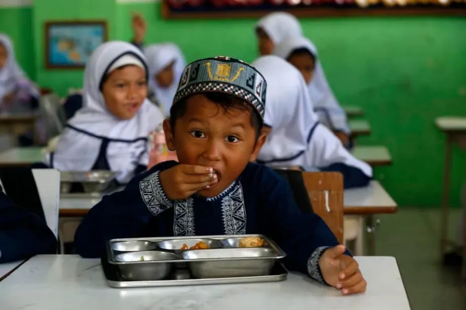 Iskandalo sa Hilaw na Hito, Nag-udyok sa Indonesia na Suspindihin ang Mahigit 2,200 Kusina para sa Pagkain ng mga Mag-aaral sa Buong Bansa