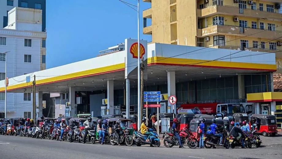 Idineklara ng Sri Lanka na walang pasok tuwing Miyerkules para malampasan ang krisis sa gasolina