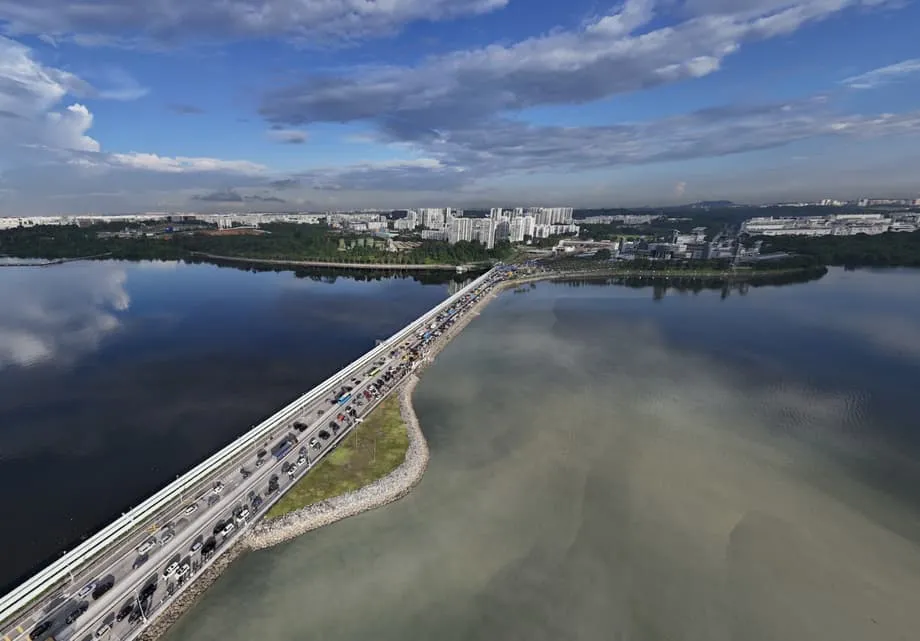 Nasa Gitna: Hinaharap ng Singapore at Malaysia ang Tensiyon sa Paggawa sa Magkabilang Panig ng Hangganan Habang Nagbabago ang mga Realidad sa Ekonomiya