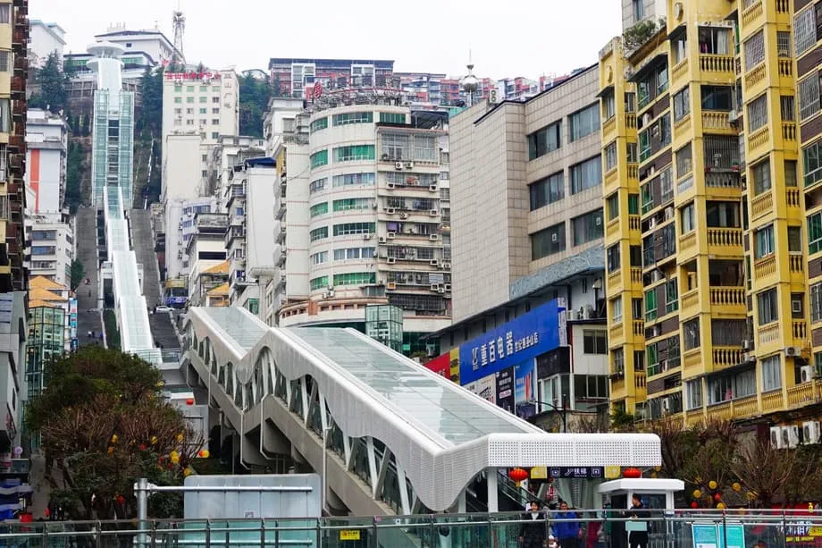 Binuksan ng China ang Pinakamahabang Panlabas na Escalator sa Mundo, ang 905-Metrong “Hagdan Patungo sa Kalangitan” sa Kabundukan ng Chongqing