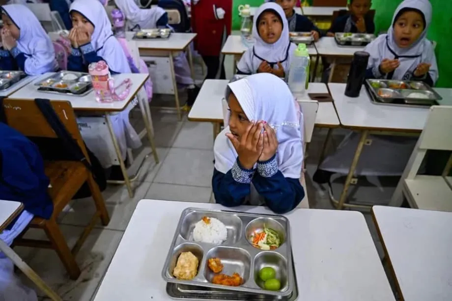 Binawasan ng Indonesia ang Programa ng Libreng Pagkain Bilang Paghahanda sa Epekto ng Digmaan sa Gitnang Silangan sa Presyo ng Langis