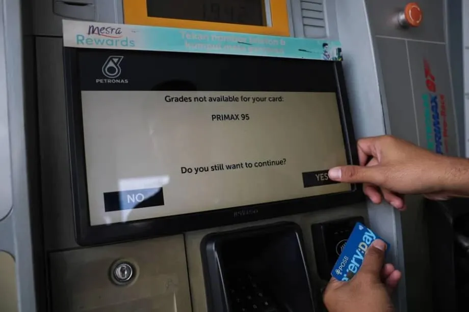 Tinatarget ng pagbabawal ng Malaysia sa mga dayuhang card sa mga bomba ang subsidiya sa RON95 habang pinapayagan ang pagbili ng RON97