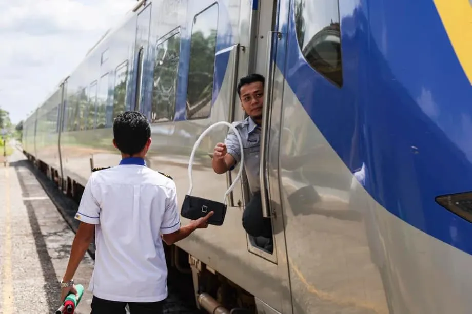Pinangangalagaan ng Jungle Railway ng Malaysia ang Isang Siglong Kolonyal na Ritwal ng Pagpapalitan ng Token