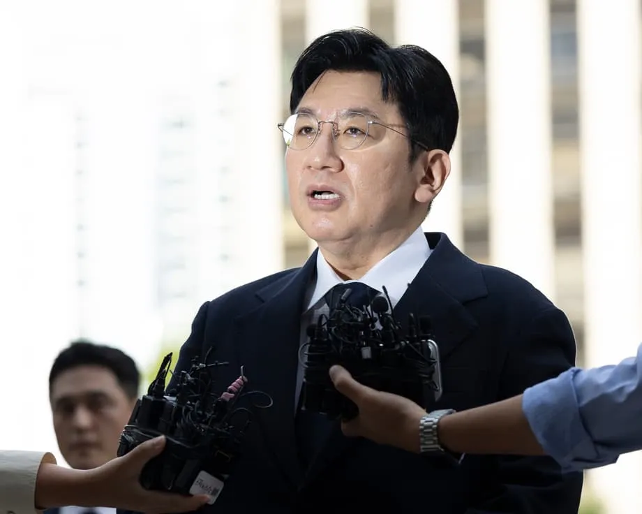 Nanganganib Maaresto ang K-Pop Mogul na si Bang Si-hyuk Dahil sa mga Paratang ng $136 Milyong Panloloko sa IPO