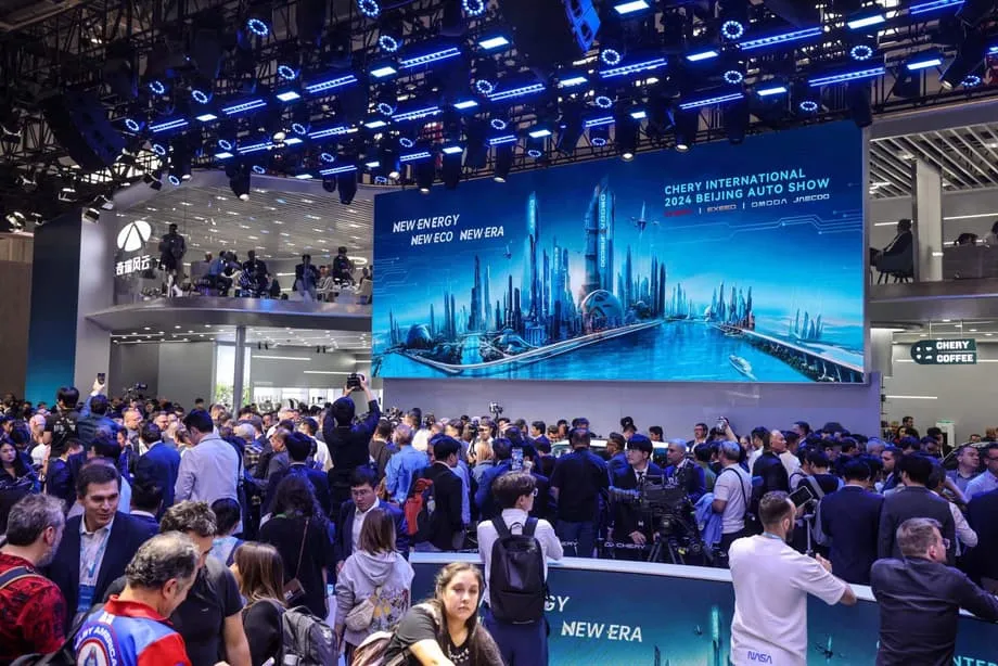 Ipinapasok ng Alibaba ang Qwen AI sa mga pangunahing automaker, ginagawa ang mga sasakyang Tsino bilang matatalinong hub na pinapagana ng boses