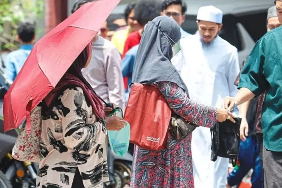 Agresibong Panlilimos sa Kuala Lumpur, Tinatarget ang mga Kumakain sa Restawran, Nagsisimba sa Mosque, at mga Motorista