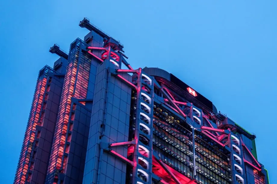 Isinasaalang-alang ng HSBC na Wakasan ang Malaking Benepisyo sa Bayarin sa Paaralan para sa mga Banker sa Hong Kong sa Pagtitipid sa Gastos