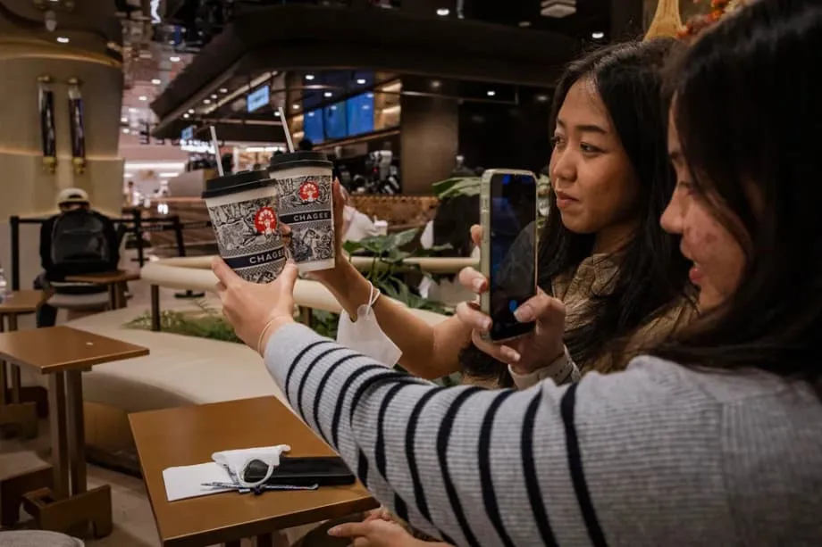Habang natitisod ang mga tatak ng US, nahihikayat ng China ang mga kabataang Indonesian