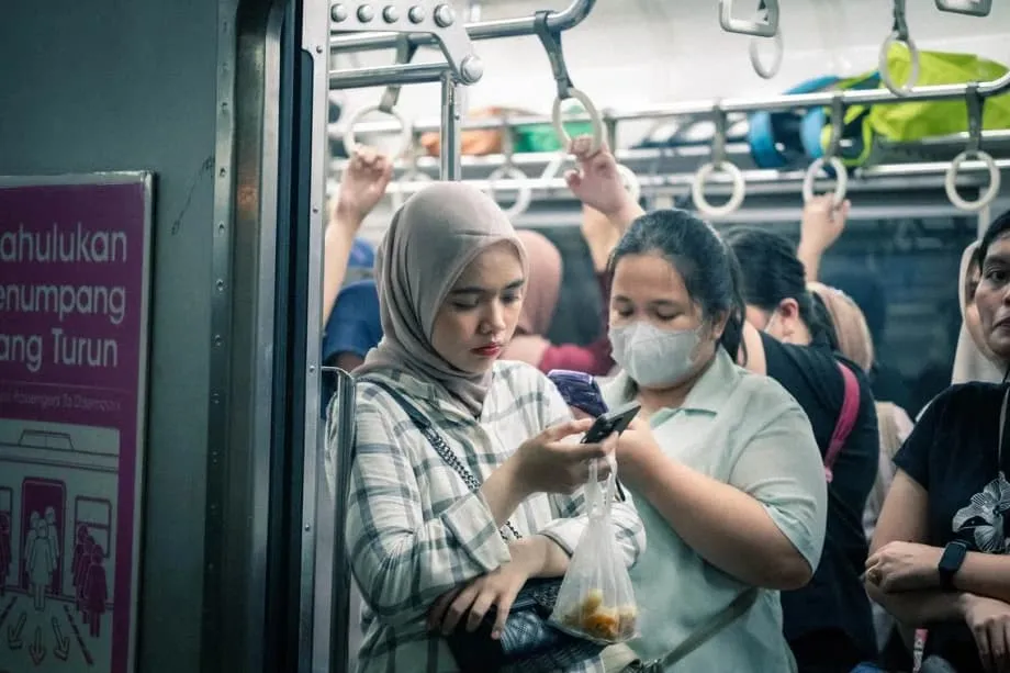 Bitag ng Pinjol: Paano Nahuhulog sa Siklo ng Digital na Utang ang mga Kabataang Manggagawa sa Indonesia