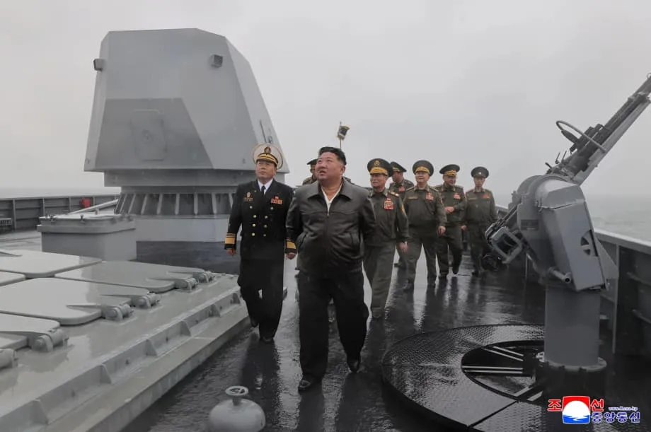 Naghahanda ang Hilagang Korea ng Artileryang Kayang Tumama sa Seoul at Ipinapasok sa Serbisyo ang Unang Makabagong Destroyer