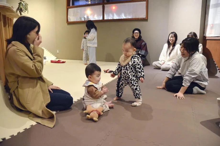 Nag-aalok ng Kanlungan sa mga Pagod na Ina ang mga Cafe sa Japan na Bukas sa Gabi Habang Naitatala ang Pinakamababang Bilang ng Kapanganakan