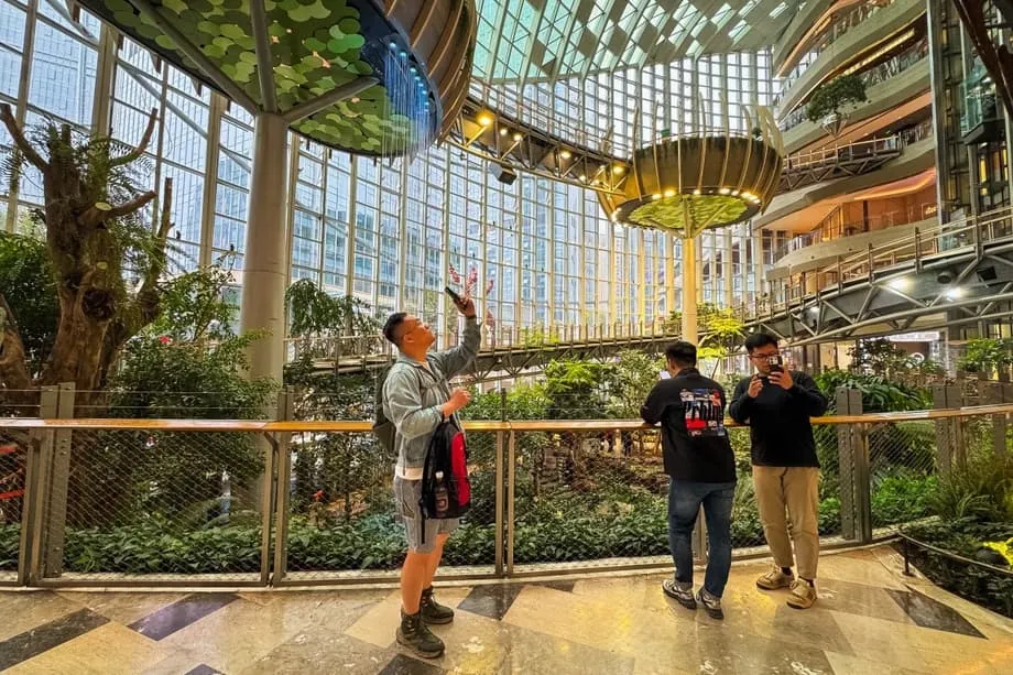 Dinisenyo na Parang mga Parke ang mga Bagong Mall sa China para Mahikayat Muling Mamili ang mga Konsumidor