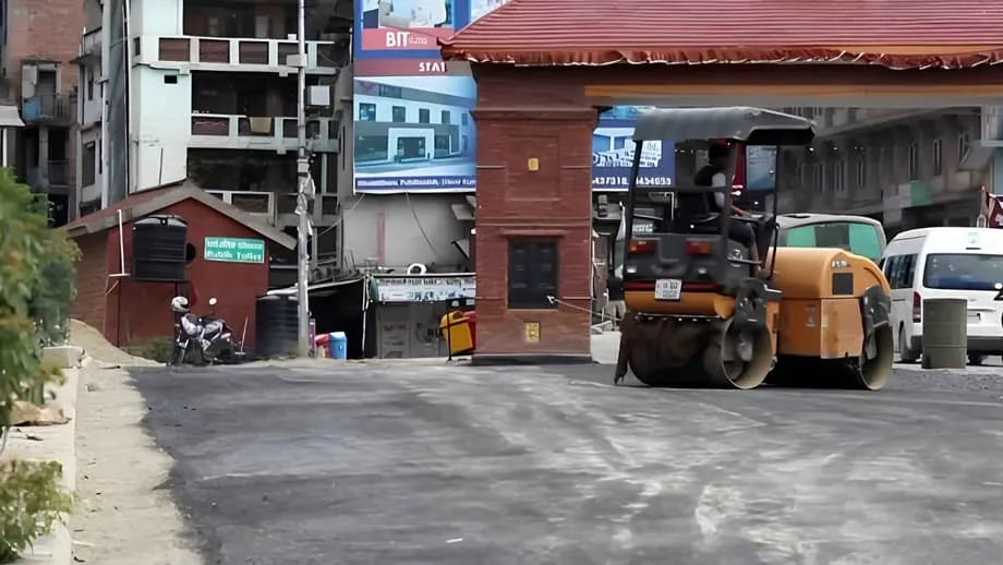Sinusubukan ng Nepal ang mga Kalsadang May Halong Plastik para Tugunan ang Basura at mga Lubak