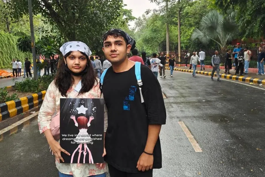 Sinuspinde ng Cockroach Movement ng India ang mga Martsa Matapos ang Marahas na Pagpigil sa Delhi