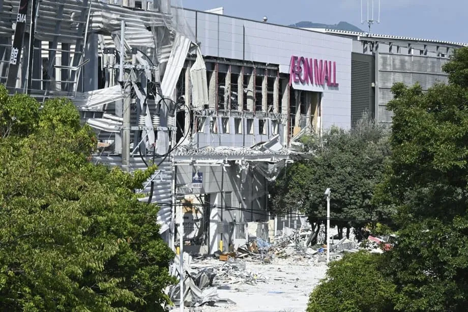 Inutusang Bumalik sa Mall ang mga Biktima ng Lindol sa Japan para Kunin ang Pera Bago ang Nakamamatay na Pagsabog