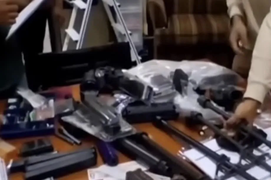 Halos 1,000 Armas Natagpuan sa Isang Silid ng Paaralan sa Indonesia