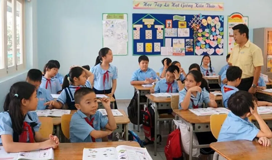 Mga Alalahanin sa Pagiging Sapilitan ng English mula Grade 1 sa Vietnam