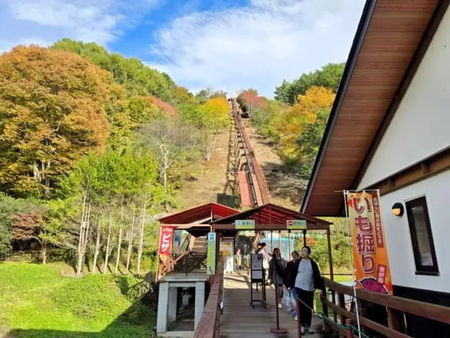 Nakatagong mountain lift sa Michi no Eki Minami Kiyosato, naghahatid ng mga bisita sa parke ng mga bulaklak