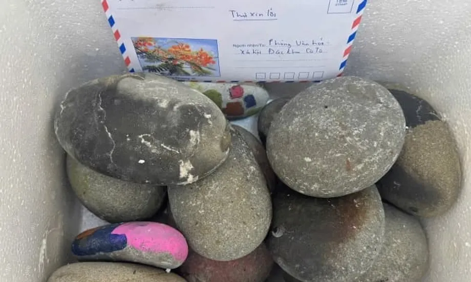 Ibinabalik ng turista ang 14 kilo ng maliliit na bato sa Isla ng Co To makalipas ang isang dekada