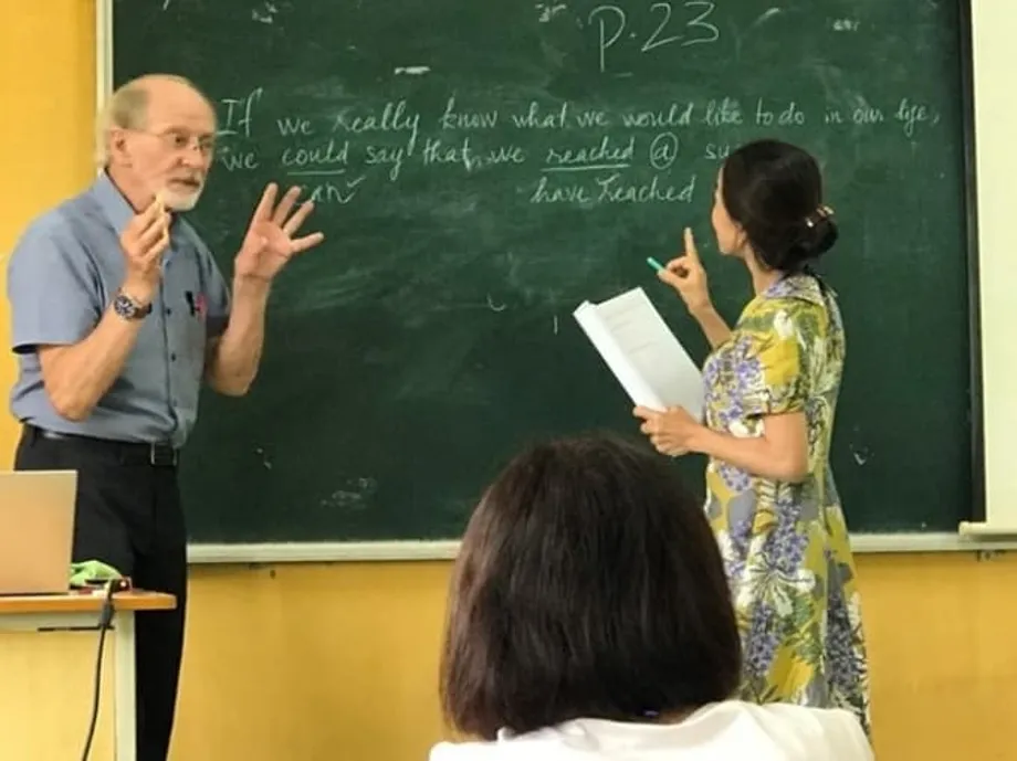 Ang Salungatan sa Pag-aaral ng Ingles sa Vietnam: Bakit Katamtaman ang Resulta Matapos ang Ilang Taon at Paano Ito Maaayos