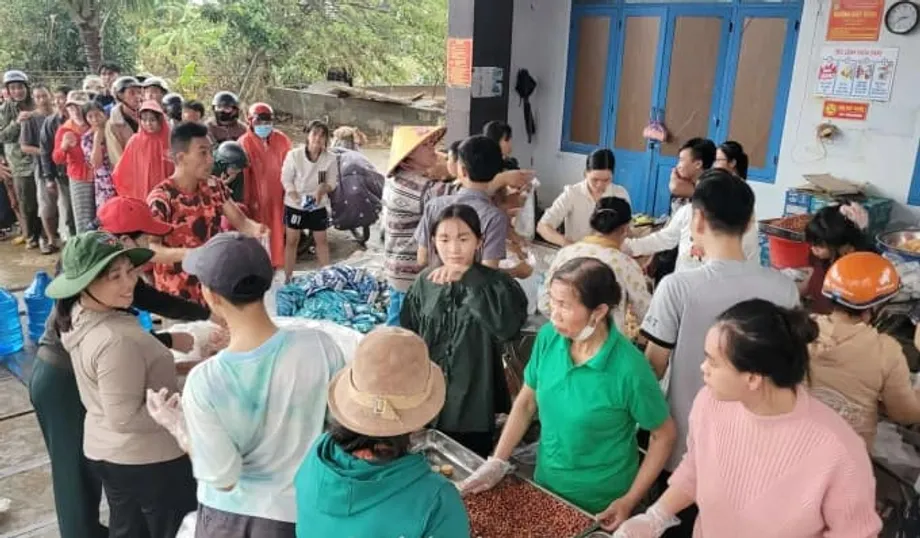 Mga Kusinang Pinatatakbo ng mga Boluntaryo, Nagpapakain sa Libu-libo sa Gitnang Vietnam na Binaha