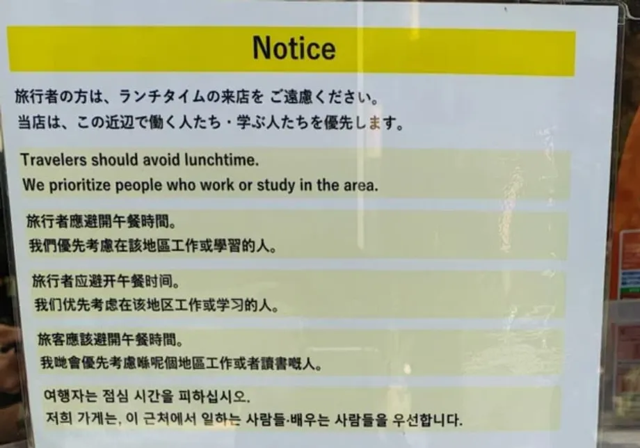 Inalis ng Tokyo soba chain ang karatulang nagbabawal sa mga turista tuwing tanghalian habang umiigting ang debate sa overtourism