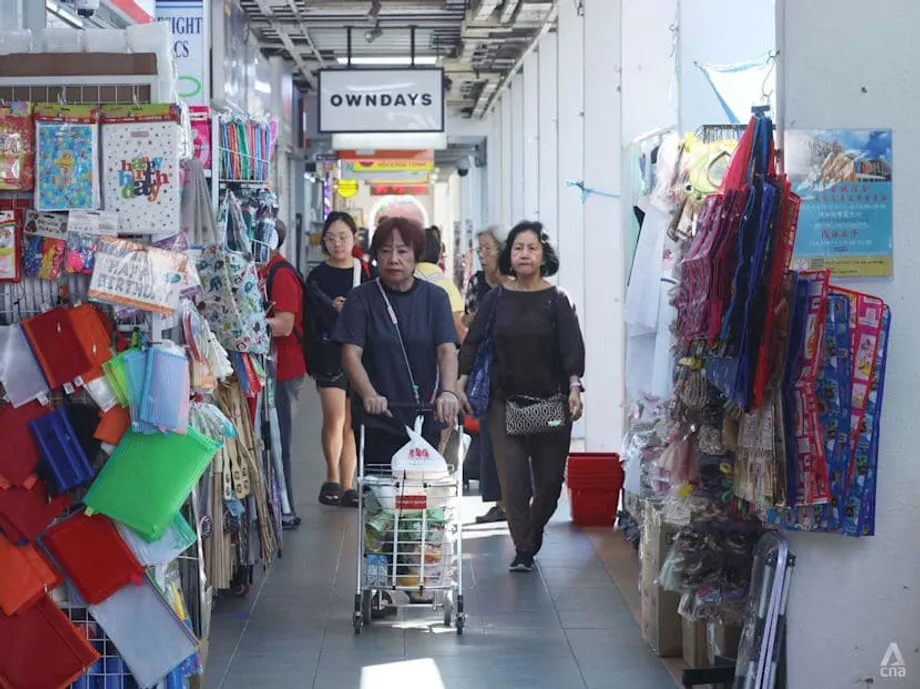 Nasa Sangandaan ang Kalakalang Pangkomunidad sa Singapore: Tradisyon, mga Kadena, at Komunidad