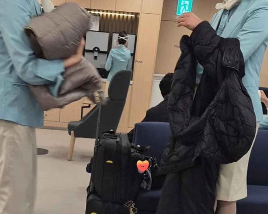 Ang Malamig na Katotohanan: Bakit Naka-uniporme ang Biyahe ng mga Koreanong Flight Attendant Papasok sa Trabaho