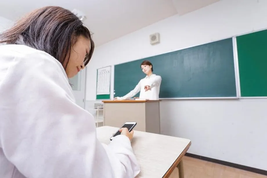 Nahaharap sa Magulong Pagpapatupad ang Pambansang Pagbabawal ng Korea sa Paggamit ng Cellphone sa Klase Habang Nagkakaiba-iba ang mga Alituntunin ng mga Paaralan