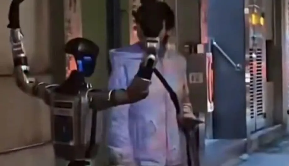 Humanoid Robot Nagdulot ng Matinding Takot sa Macau: Otsent anyos na babae, naospital sa unang sagupaan ng tao at makina sa lansangan