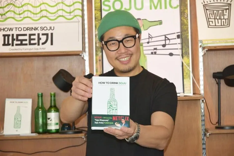 Inihahatid ng Artistang Soju na si Funnyjun sa mga Mambabasa sa Buong Mundo ang mga Kaugalian sa Pag-inom ng Korea
