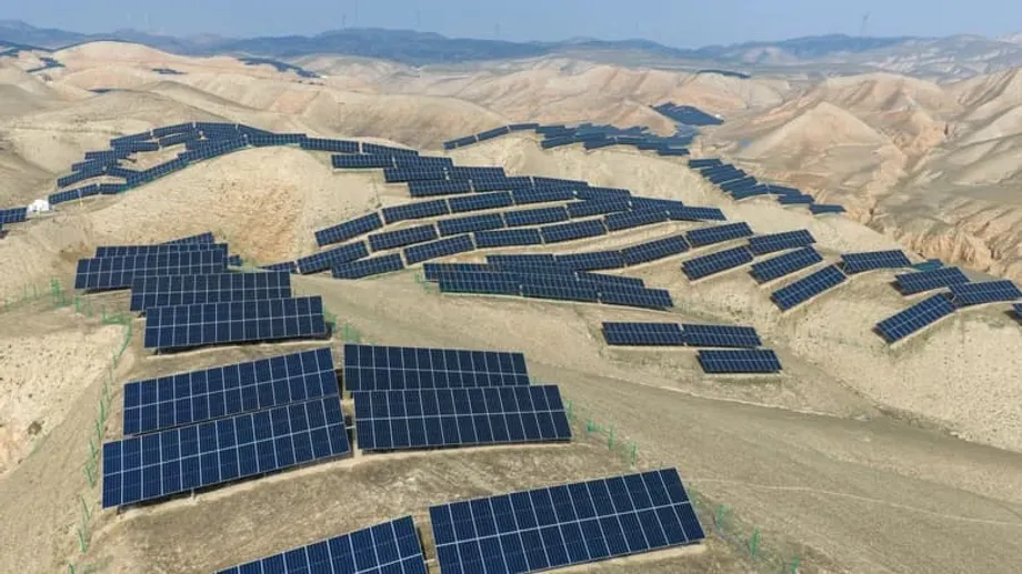 Ginagawang luntian ng malalaking solar farm ng China ang mga disyerto habang pinatatakbo ang grid ng kuryente