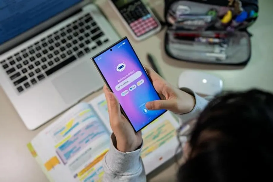 Umaabot sa 10.8 Oras Lingguhan ang Panonood ng mga Estudyante sa Seoul sa YouTube sa Gitna ng Matinding Presyur sa Pag-aaral