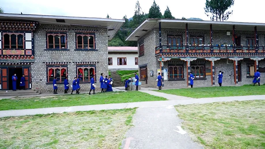 AI sa mga Silid-Aralan sa Bhutan: Mga Pangako, Panganib, at Landas Pasulong