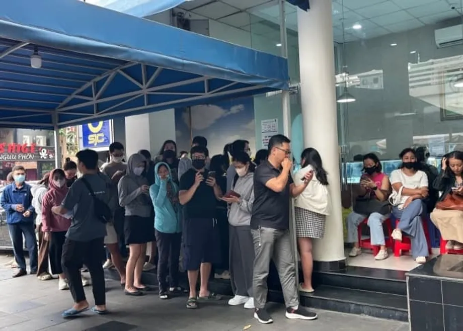 Pumila ang mga Mamimili, Nagtala ng Rekord ang mga Presyo at Naubos ang Paninda nang Wakasan ng Vietnam ang Monopolyo sa Ginto