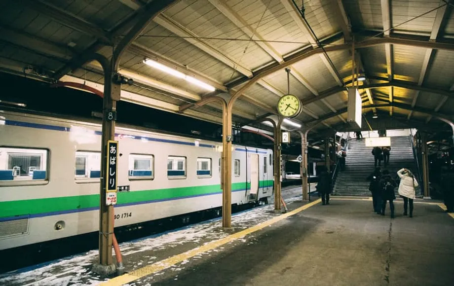 Dinidisiplina ng JR Hokkaido ang tsuper na nakitang nagbabasa habang nakahinto ang tren sa Otaru Station